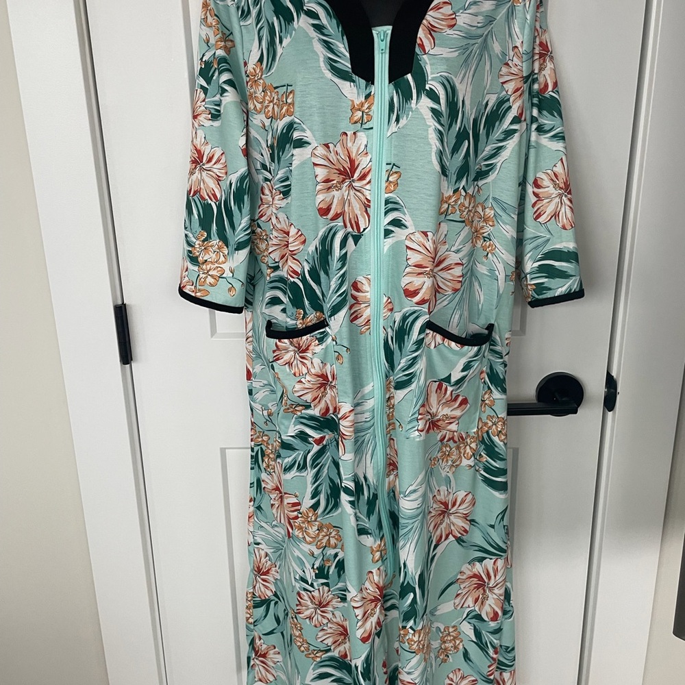 Lounge wear  Floral Robe / house dress - sz Large- wear anytime comfy as PJ